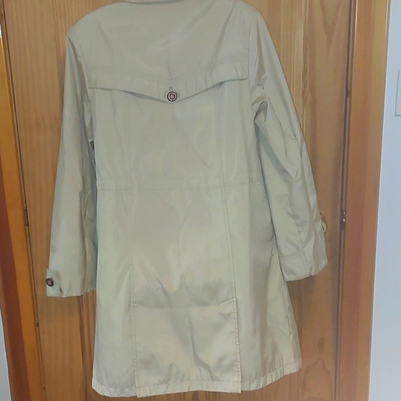 Beltless Trench Coat - Picture 5 of 9